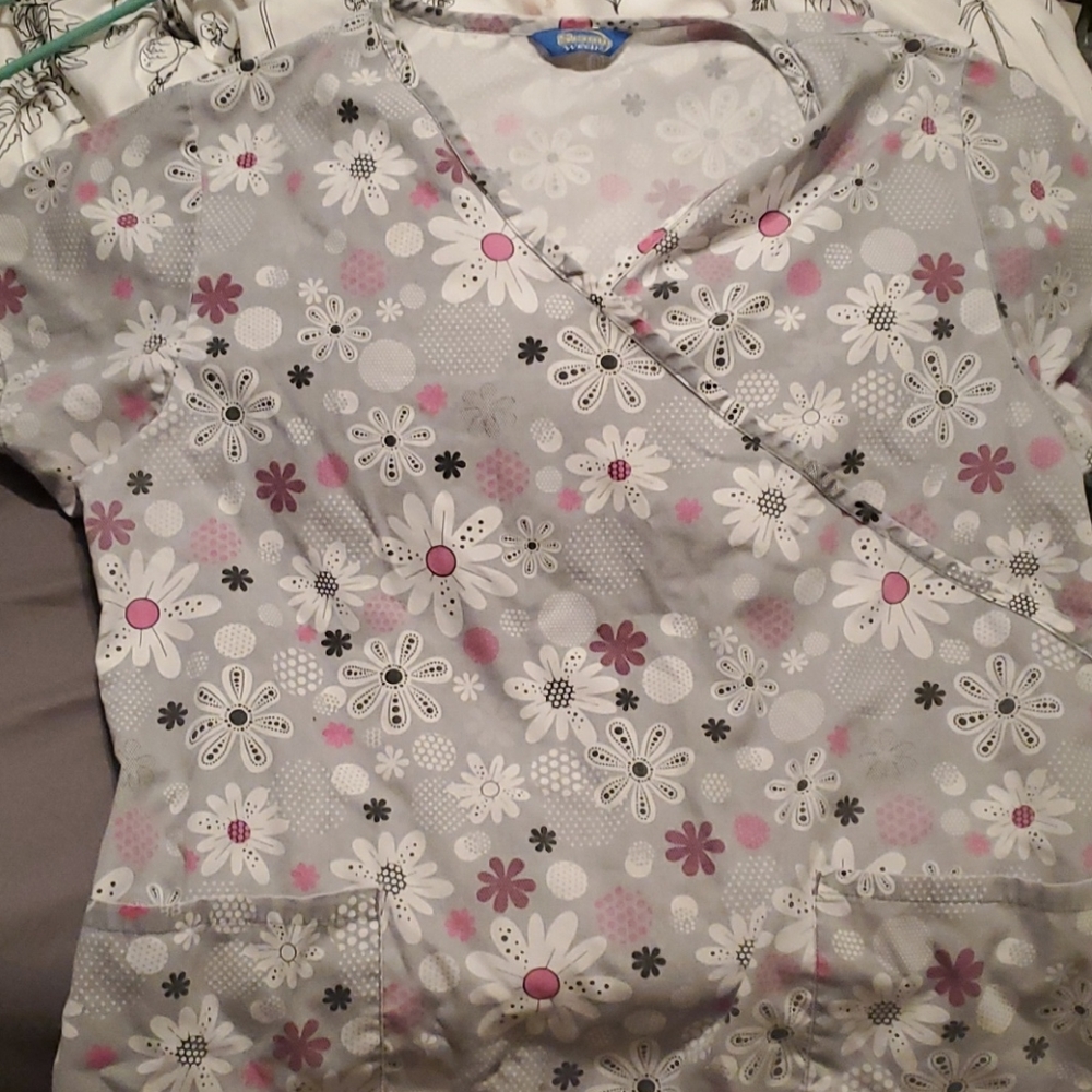 Scrub wear scrub top size large